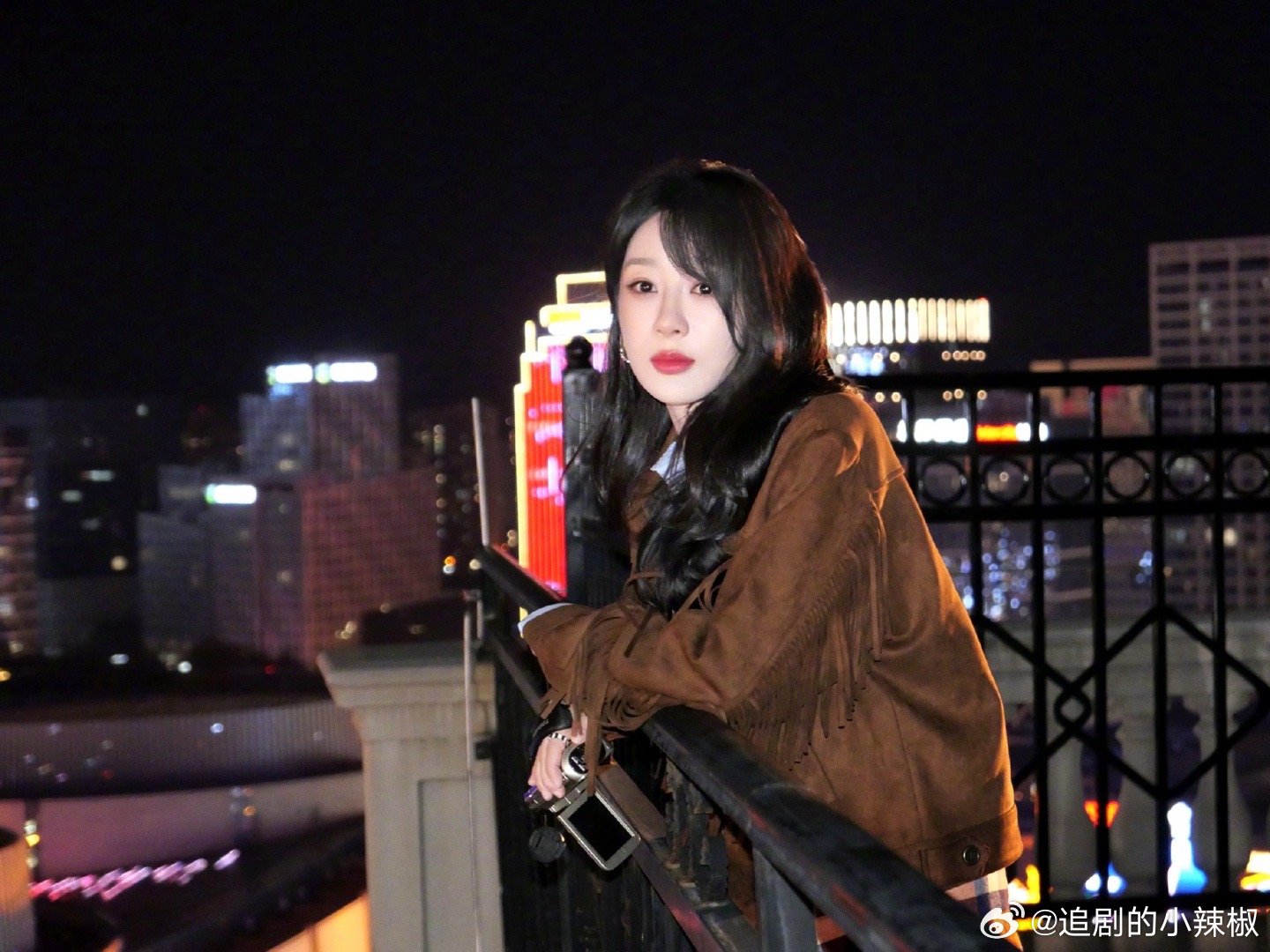 杨紫最新物料，眼神的故事感藏不住，有种松弛的美感​​​