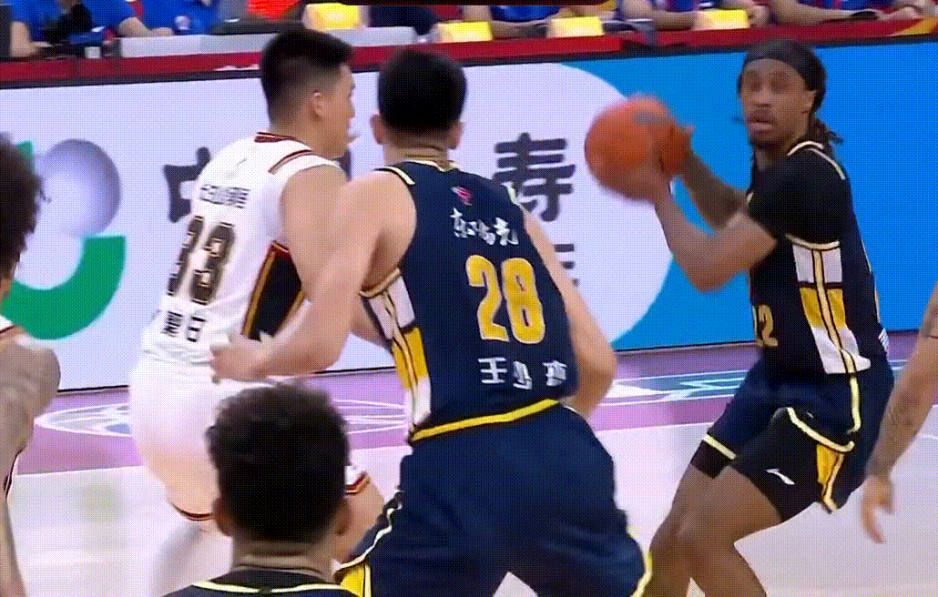 王少杰得分也上双了，内线予取予求翻江倒海，广东队已经领先20多分比赛没有悬念了