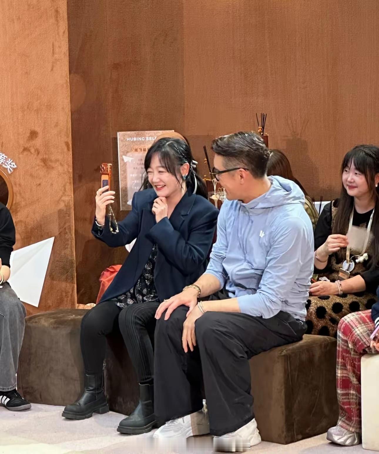薛佳凝怎么变成老奶奶了，我记得她才四十几岁啊，跟胡歌谈过恋爱，这样看说是胡歌他妈