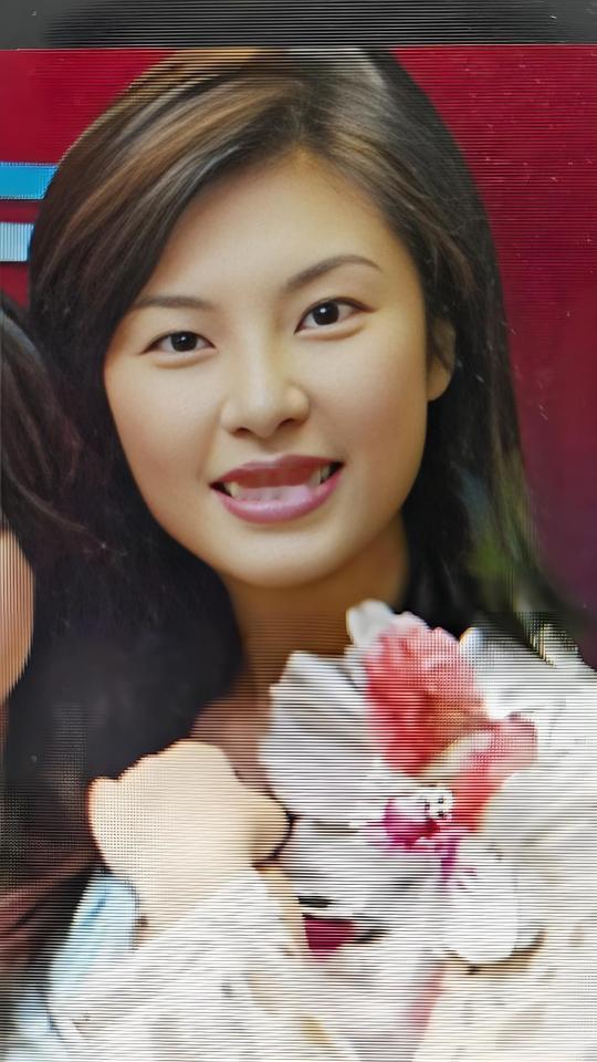 少年郑丽文长啥样？老照片曝光，青涩模样反差感拉满！年轻时的她眉眼清秀、五官舒展，