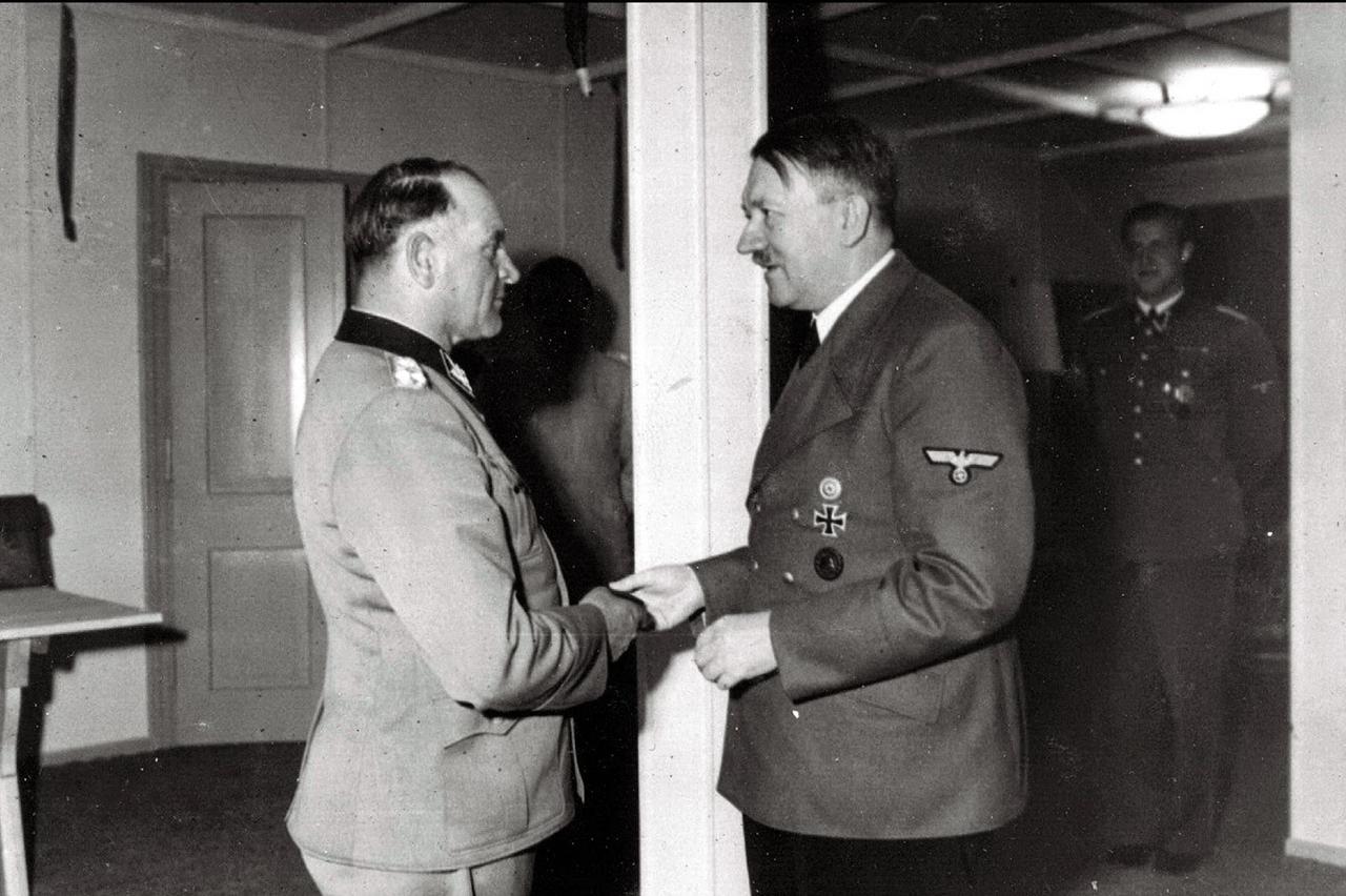 1944年8月10日，“狼穴”大本营。希特勒向党卫军全国副总指挥泽普