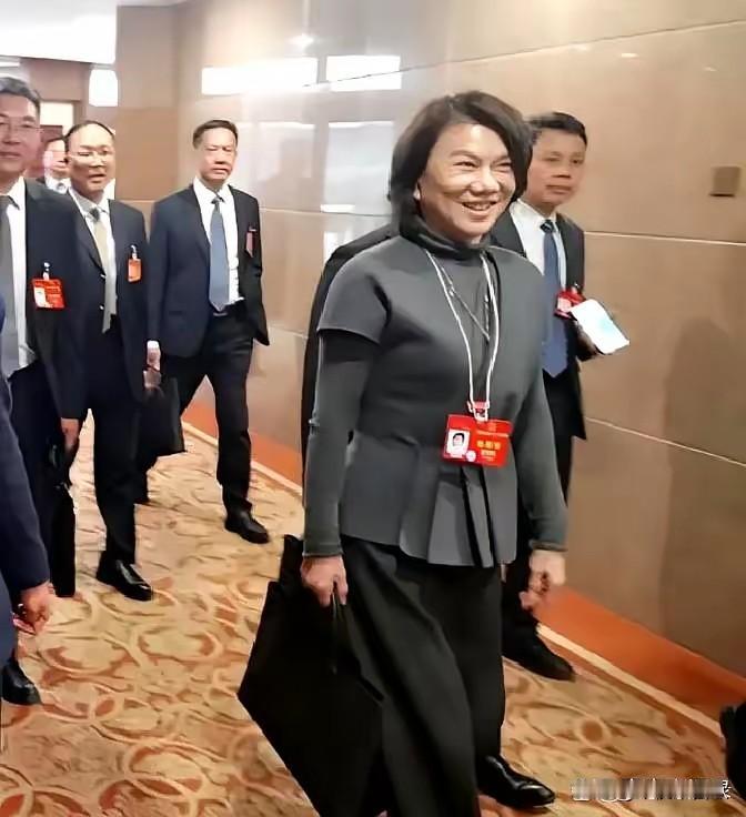 1991年，董明珠去催讨42万欠款，对方却耍无赖：“再发50万的货，卖完了咱们一