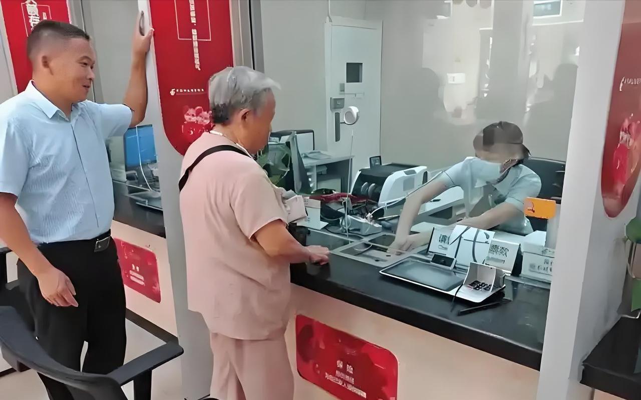 想讹人？5月27日报道，黑龙江大庆，一名60多岁的老太太称，她记得清清楚楚存了两
