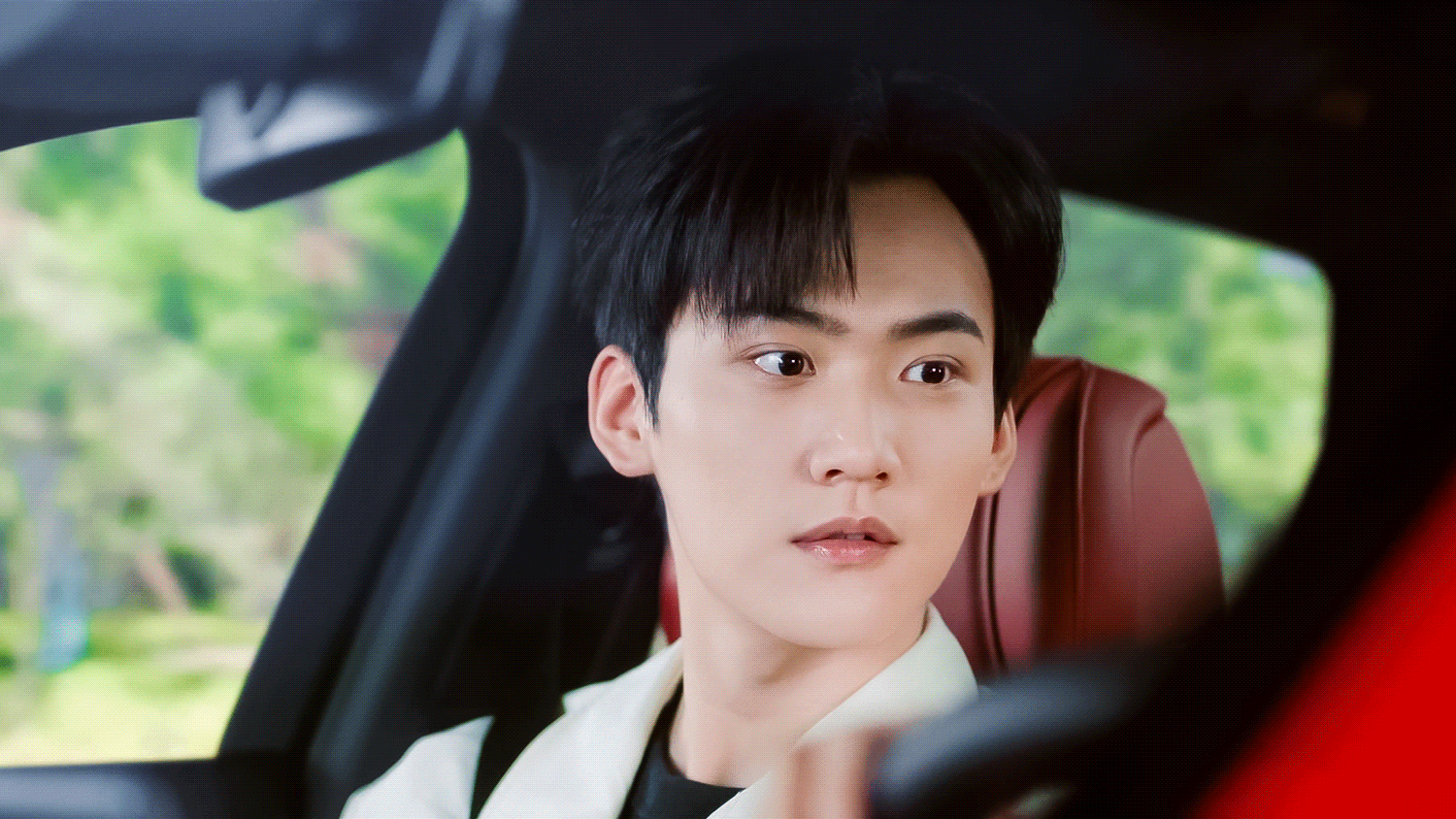 网友说周柯宇和田栩宁长的还挺像，都是瓜子脸高瘦细身材，你们觉得呢？