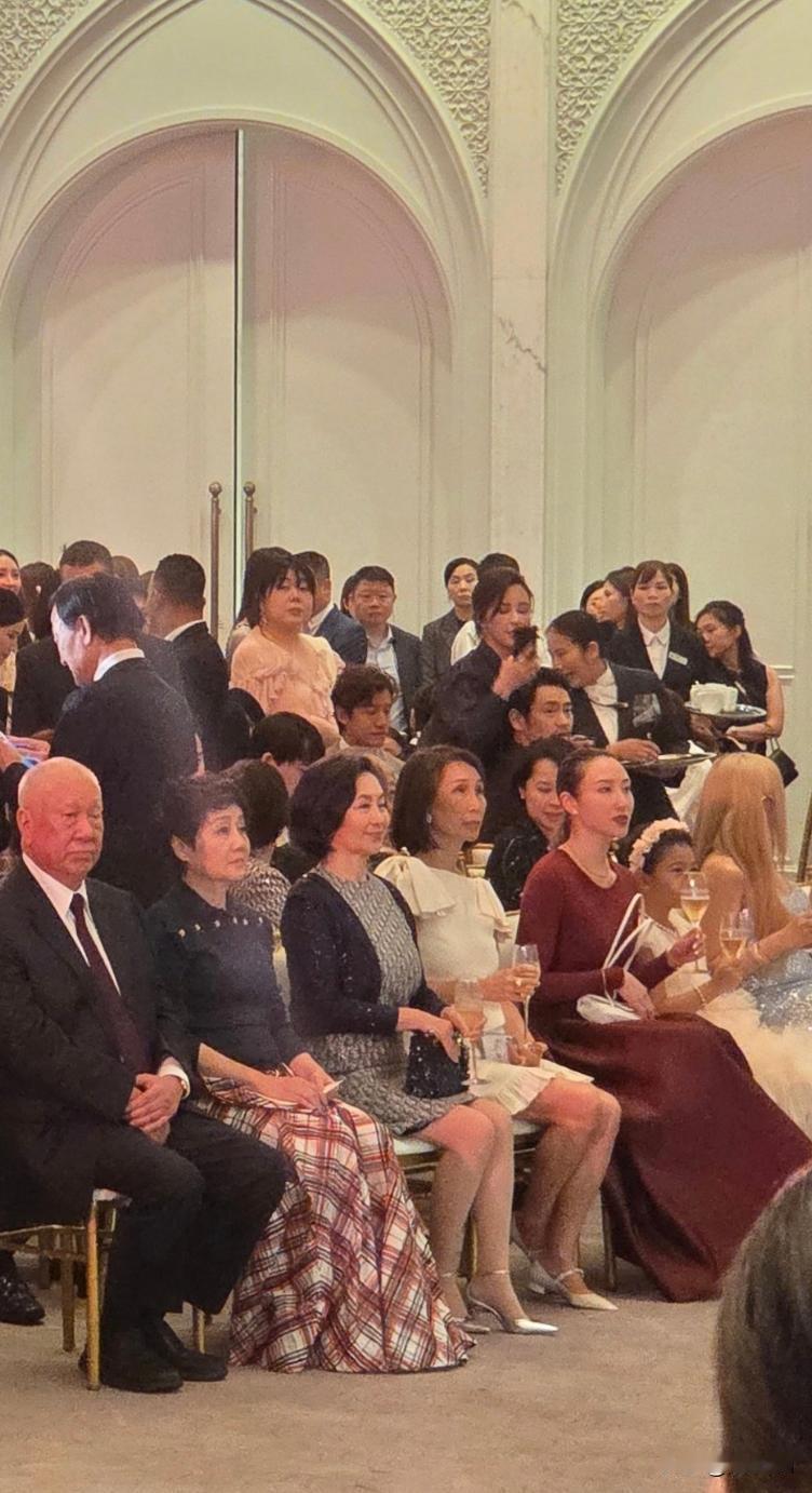 何猷君答谢宴家族成员齐聚，何超琼落座观礼第一排，气场沉稳，三房代表何超云一袭红裙
