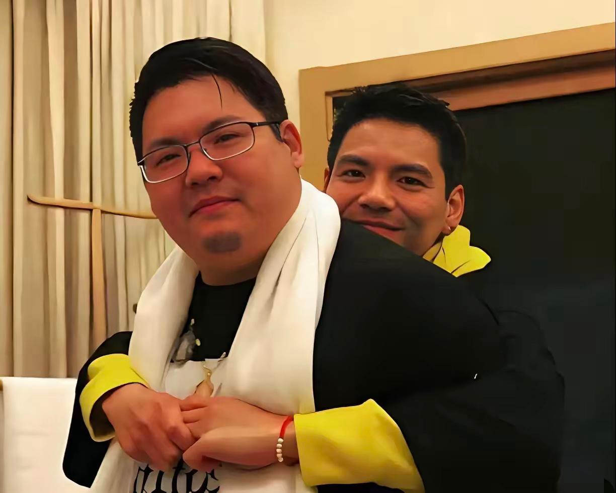 豪门里的亲儿子，居然被亲妈拿着直播大喇叭往绝路上逼，也就向家能闹出这种离谱事。