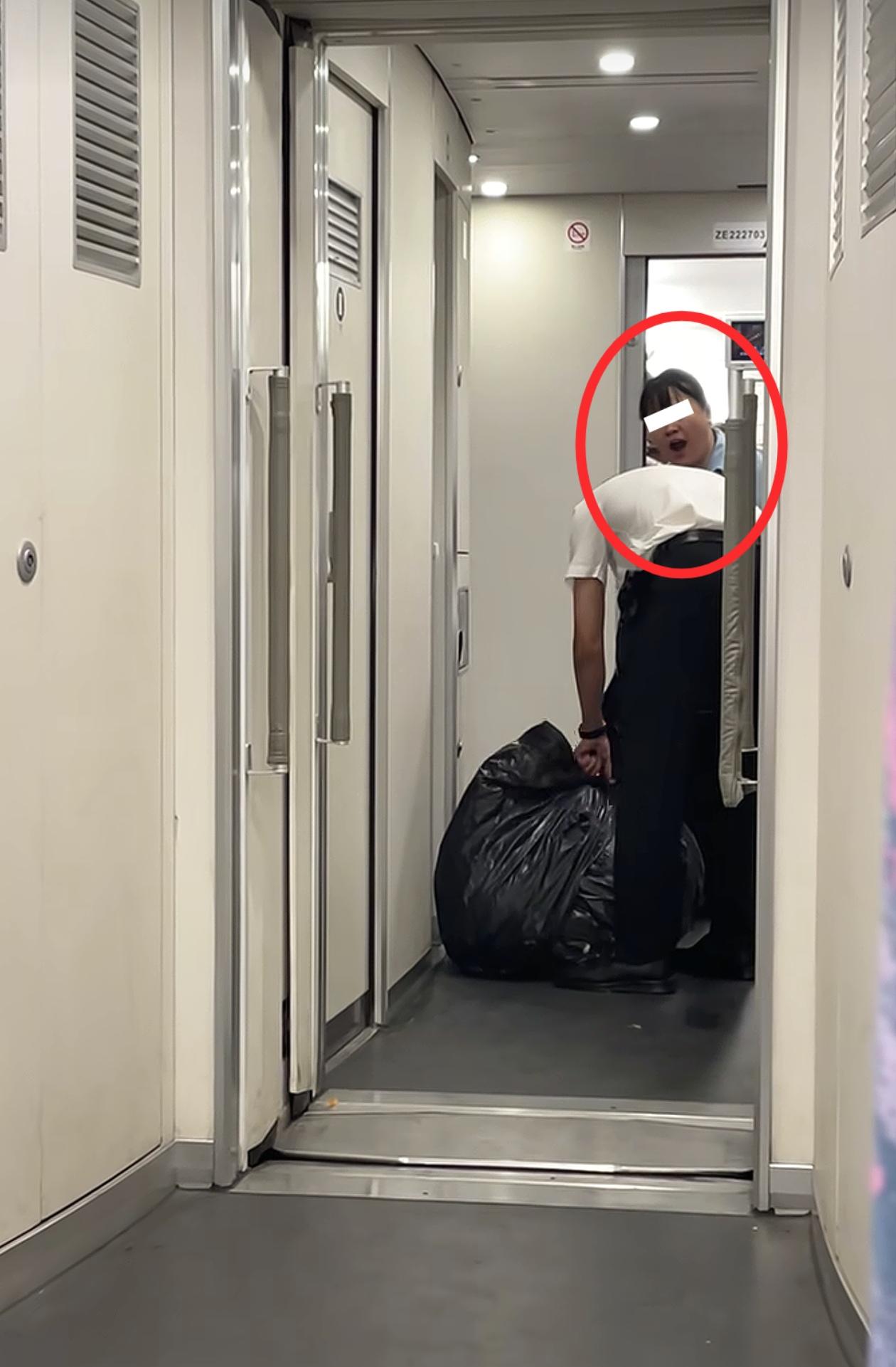 D2147女乘务员对实习生怒吼后续来了：已被停职处理！近日，江西一位女网友爆料