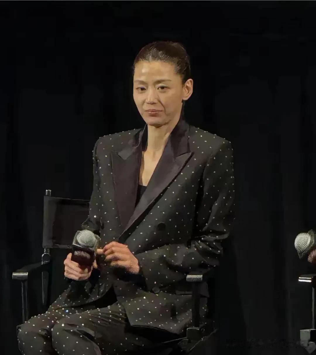 她是谁啊？看上去有点像韩国的全智贤呢。曾经的野蛮女友，怎么就搞成了这副模样？[捂