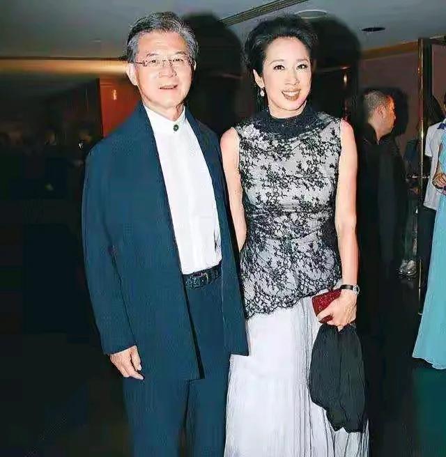 郭晶晶婆婆和亲妈罕见同框，朱玲玲贵妇范满满，郭妈妈朴素似奶奶