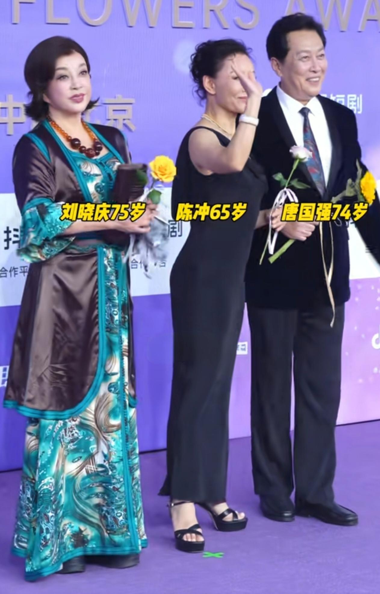 百花奖红毯，《小花》三位主演刘晓庆、陈冲、唐国强难得重聚。陈冲好像在搞小圈