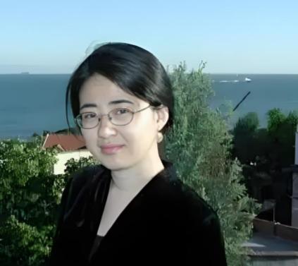 79岁美国老头在剑桥去世。他那位中国妻子，是13岁上北大的田晓菲。两人相差25岁