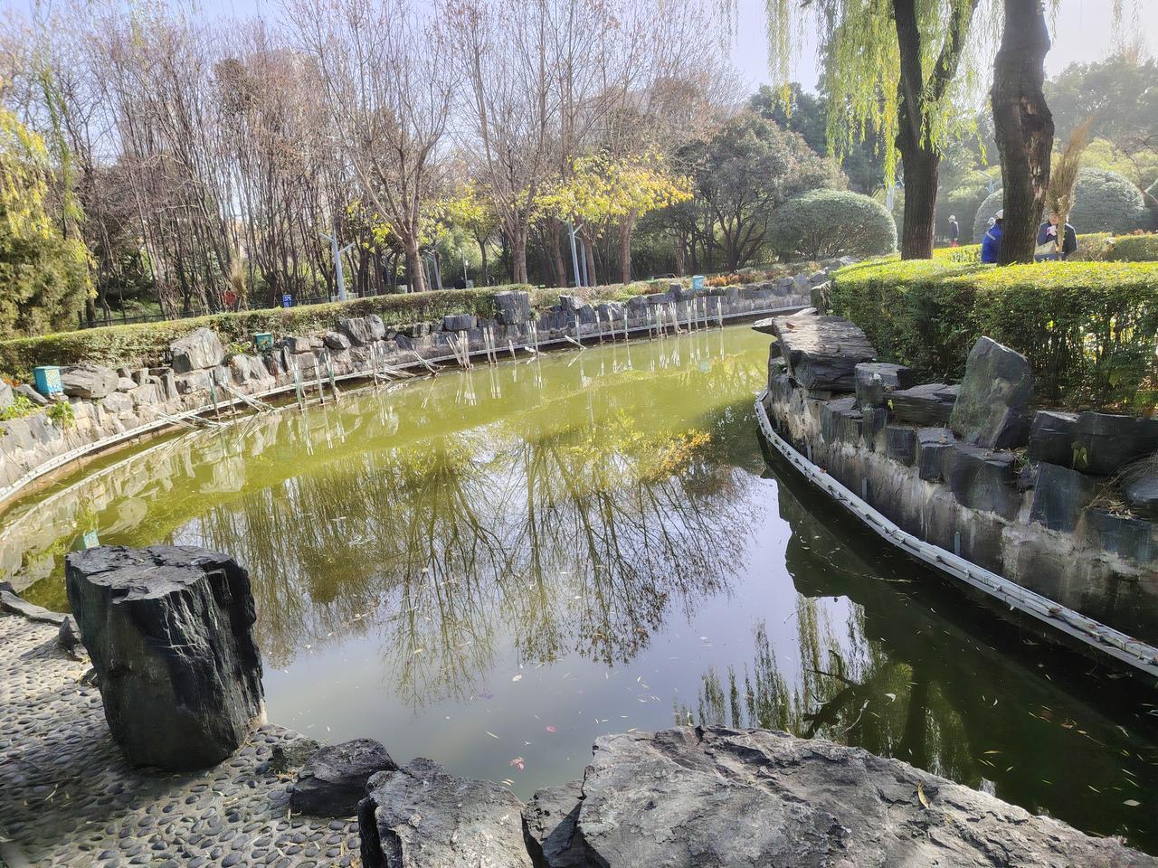 分享我这周有趣的事：临近打卡时间，经理突然来了，这可如何是好？昨天下午，我和