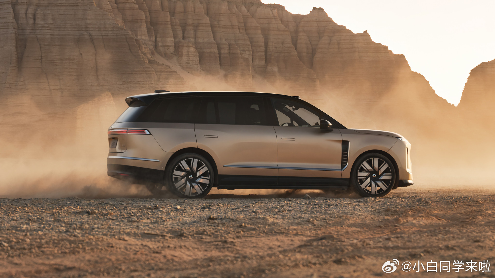 不泄密的情况下带大家看看蔚来ES9的内饰部分细节。这次官图发布了地平线版本，