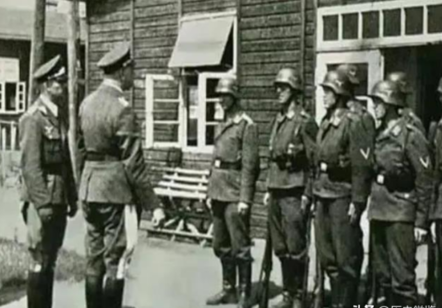 1944年，600名盟军俘虏，整整用了一年时间，挖了一条110米长的逃生隧道，可