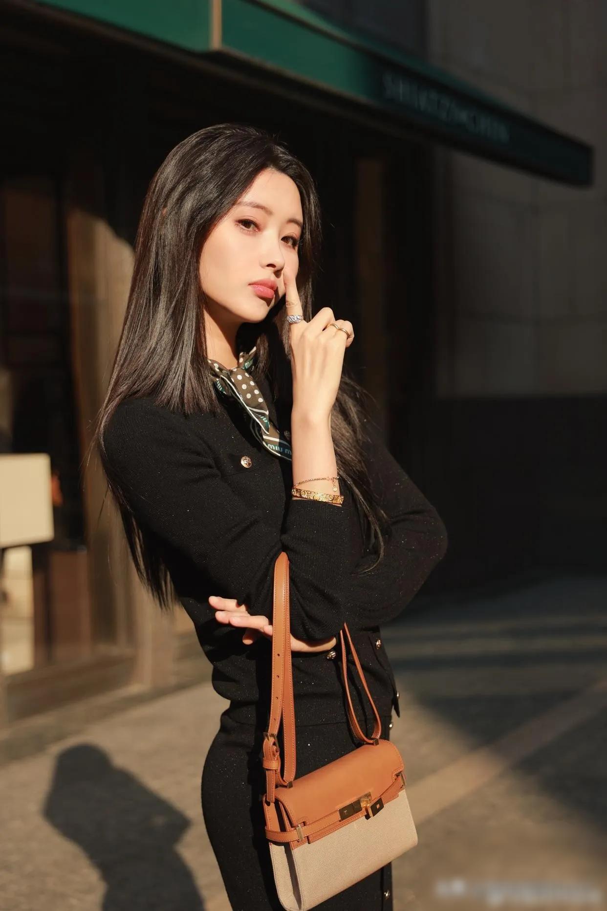 都市时尚少女，手拿时尚包包，自信满满！有的人总是给人眼前一亮，不论是穿衣打扮，