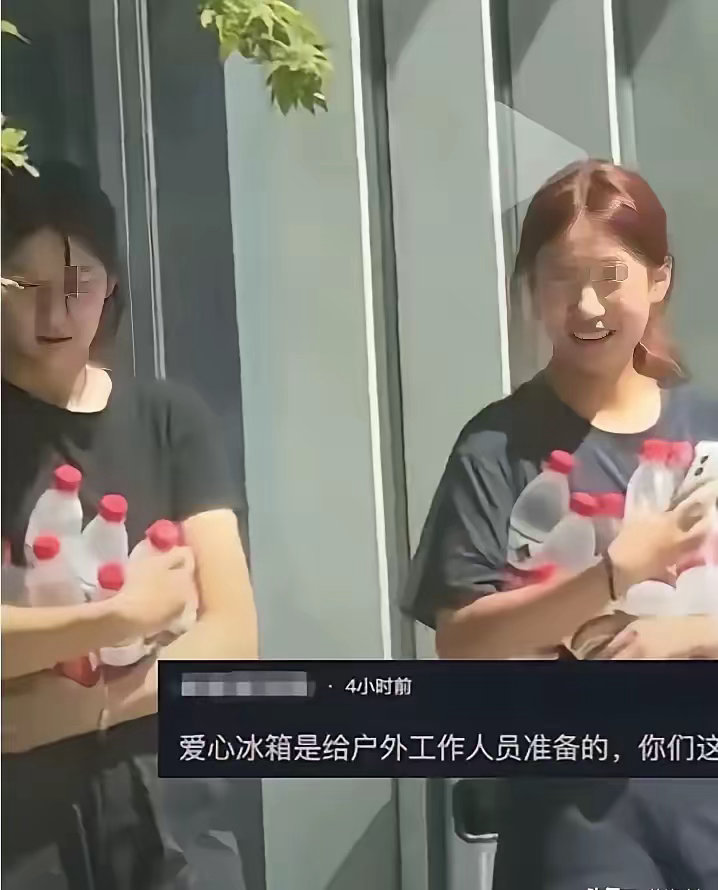 两名年轻女子掏空了街头的爱心冰箱，把本来给户外工作人员准备的瓶装水一扫而空。结果