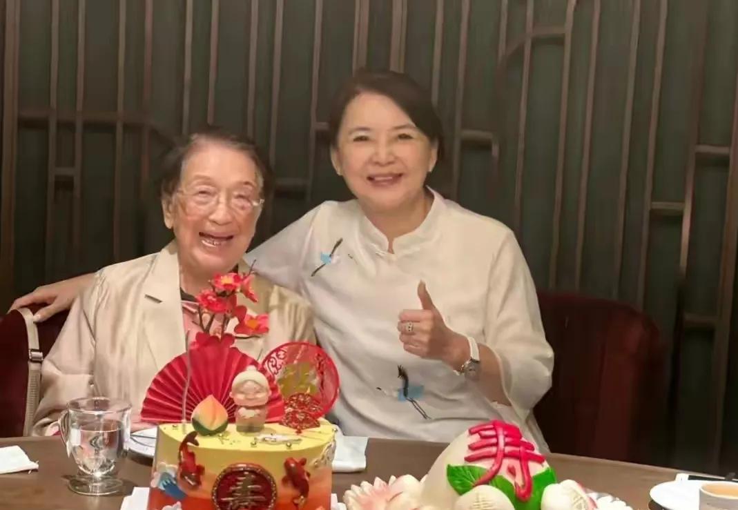胡慧中为婆婆庆101岁寿辰，一家同框引热议近日，昔日的“霸王花”胡慧中为婆