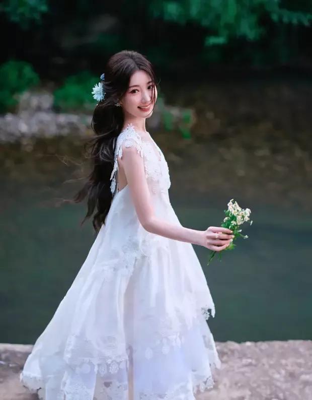 毛晓彤七夕晚会造型：甜美小仙女下凡家人们，29日，毛晓彤在社交平台晒出参加央