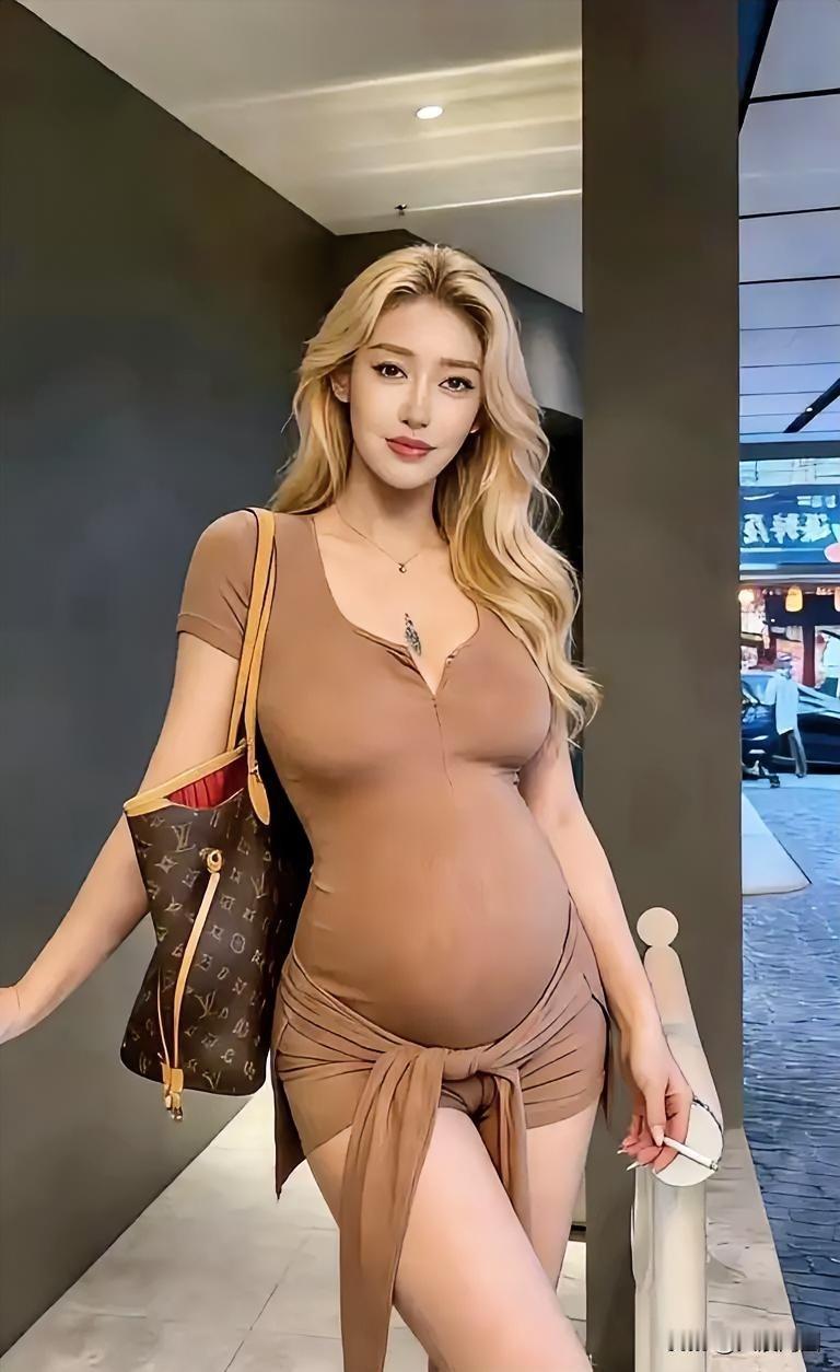 怀孕就意味着与时尚绝缘？大错特错！孕妈也能优雅又时尚。隐藏孕肚是关键。高腰裤或