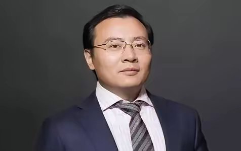 任泽平看见特朗普在股市大赚特赚，不由心动万分，也想在股市大捞一把。不过特朗普是富