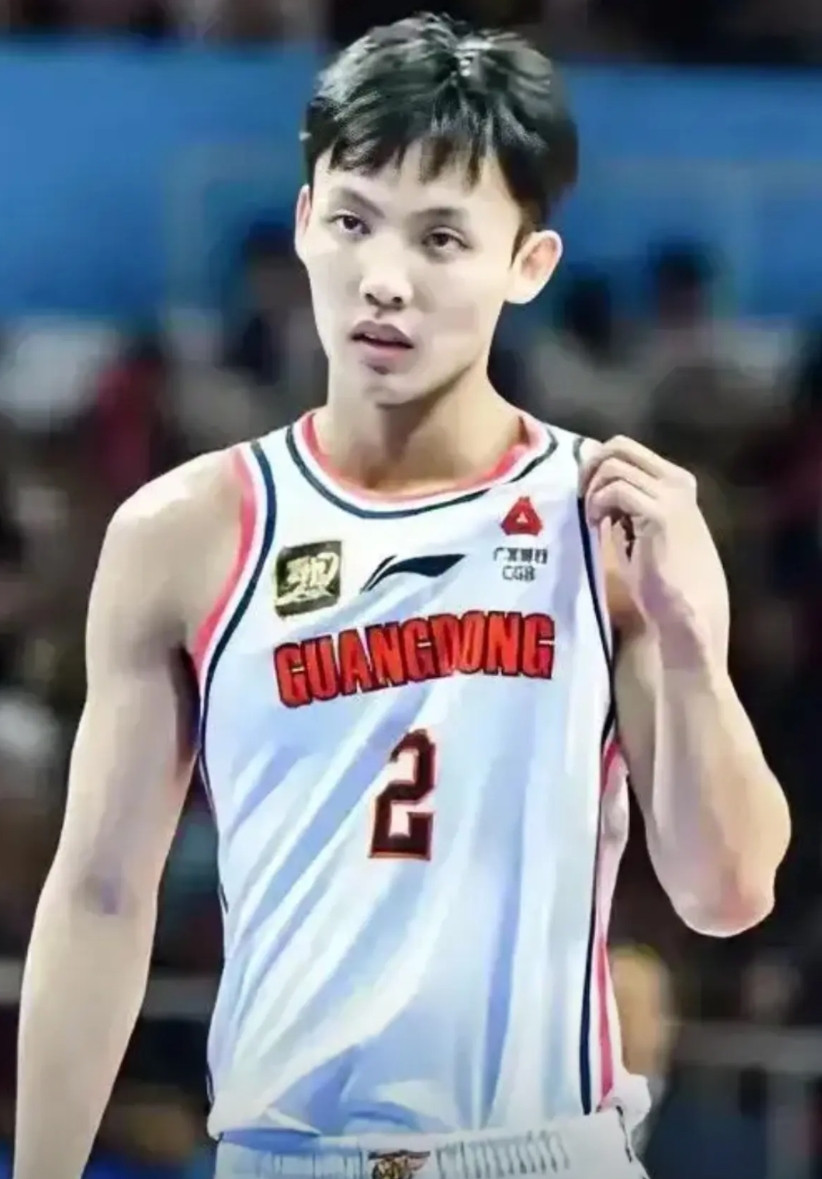 看了几轮CBA，感觉国内球员最有价值的还是徐杰和胡金秋。两人在队中不可或缺，不但