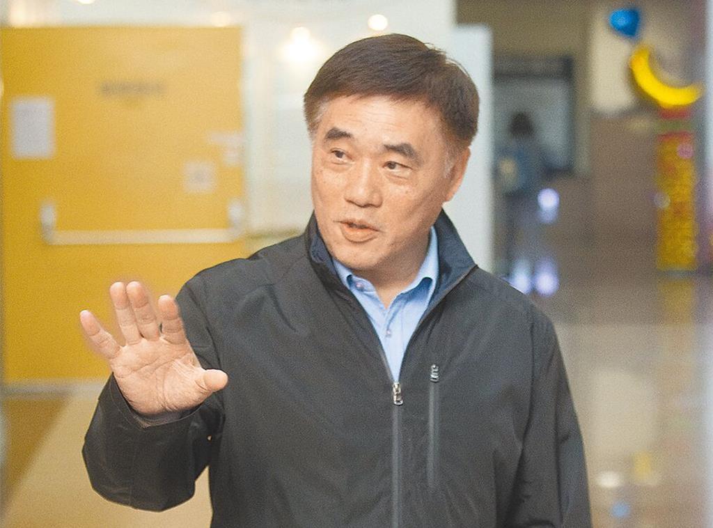 郝龙斌声援柯文哲卓伯源瞄准郝龙斌台北前市长柯文哲及台北市议员应晓薇，今（4