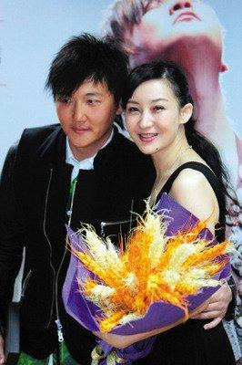 1999年，成名后的孙楠抛弃了同居10年的女友辛欣，转身娶了神交已久的买红妹。9