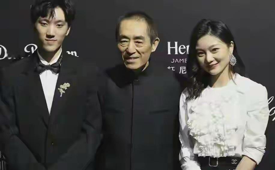 看了75岁张艺谋身边的陈婷，才明白什么叫做真正的“爱人如养花”