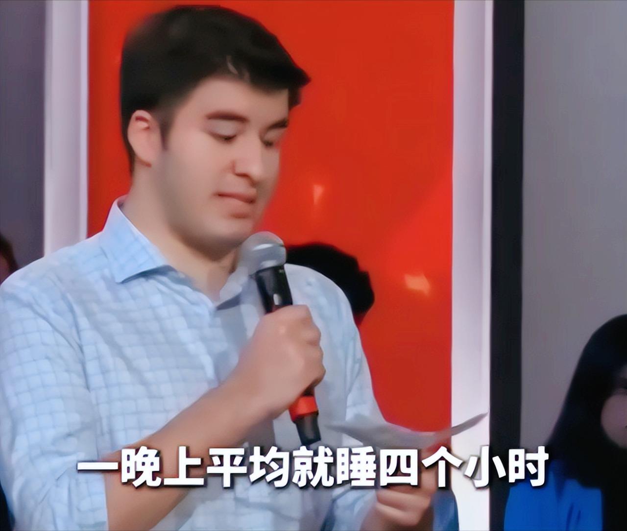 美国年轻人也忍无可忍了，近日美国一场公开对话里，大学生的一句灵魂质问，直接把在场