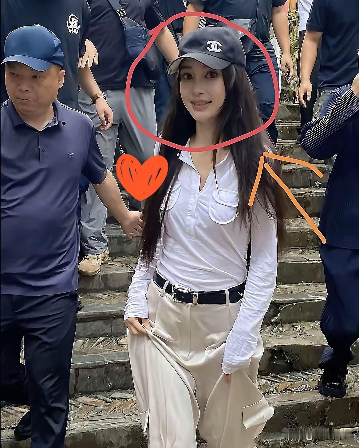 现身贵州千户苗寨的近照里，直接揭破无数女生的固有印象，37岁的她，白衬衫搭阔
