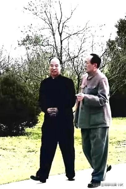 一九五八年十一月，毛主席在视察武汉期间，与彭真在东湖散步并亲切交谈。