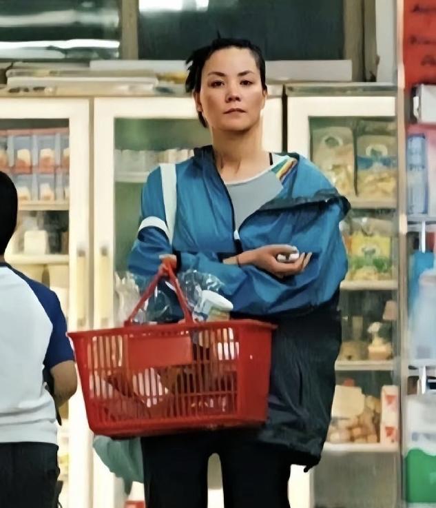 王菲与李亚鹏婚姻时，装扮常现家庭主妇气息，那是她唯一踏足凡尘的时光。