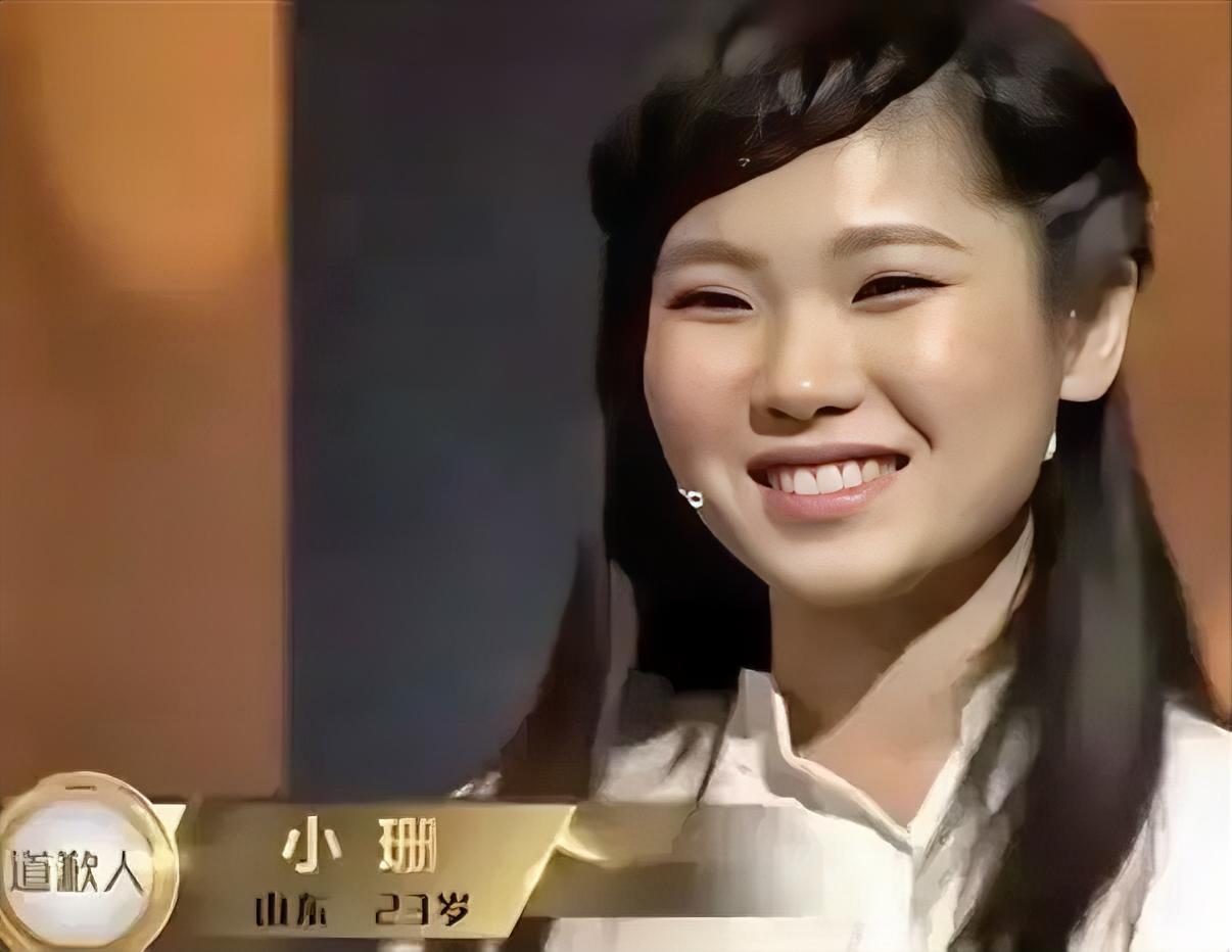 女孩父亲离世，母亲瘫痪，为了照顾母亲辍学打工，遇到好心男子资助她上学。事业有成后