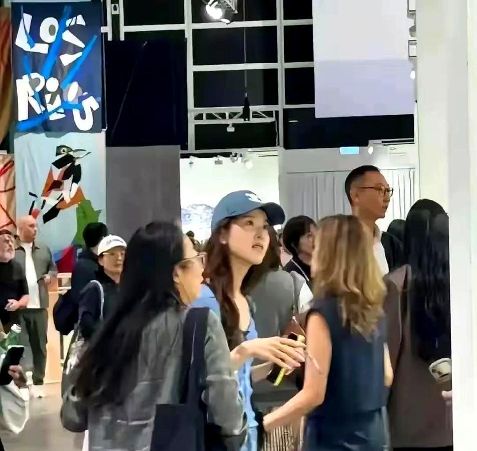 这次是刘强东老婆的真实模样，脸蛋像大学生，身材像初中生，她太瘦、太干瘪，一点没有