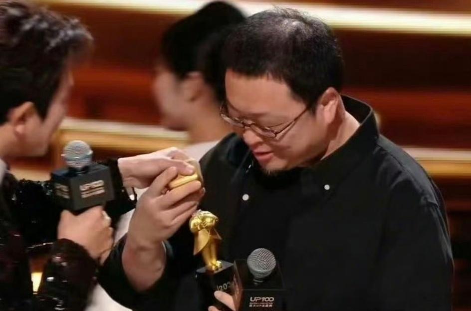 罗永浩奖杯断成两半哈哈哈看到视频笑死我了，难道是老贾在远处发功了