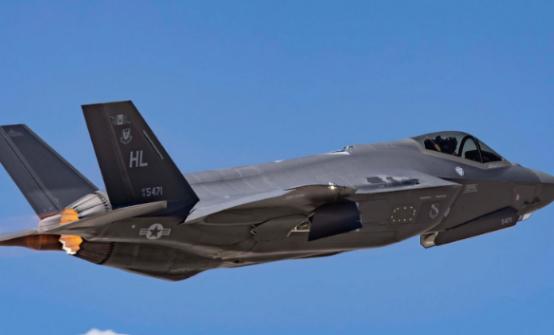 五角大楼的怒火被彻底点燃了！美国空军的F-35王牌教官，竟然跑到中国去“打工”！
