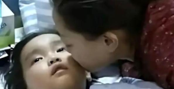 2014年，湖北周女士移植了自己7岁儿子的肾，最终重获新生，而她的儿子却离开了人