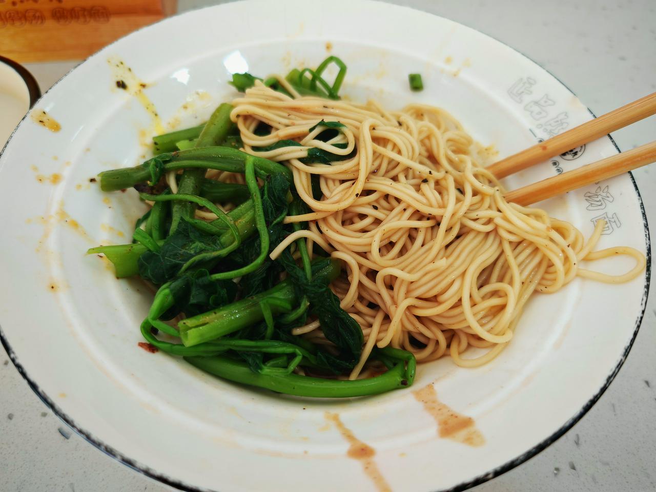 藤藤菜配重庆小面，简直是绝搭呀。