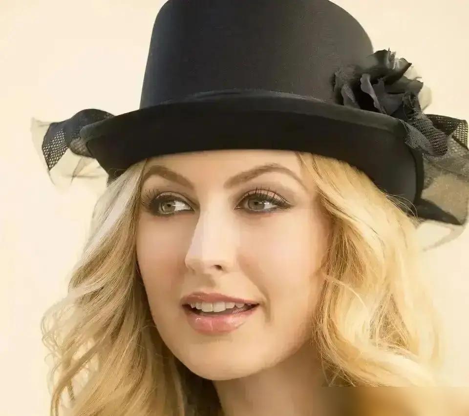 别可怜成人片演员了，她们正在抢走你的饭碗。露西·洛佩兹最近的职场跨度确实让人