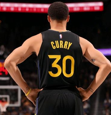 库里等多名主力轮休，勇士惨败雷霆。NBA常规赛，勇士主场迎战雷霆，这场比赛，库里