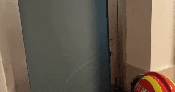 4岁男童反锁厕所竟睡着？消防员紧急救援