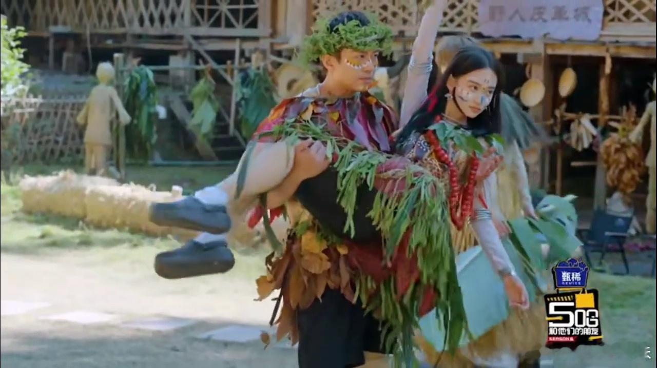 邓超鹿晗合力抱陈赫，试了几次愣是没起来，邓超想背也背不动，几人灵机一动换了走秀花