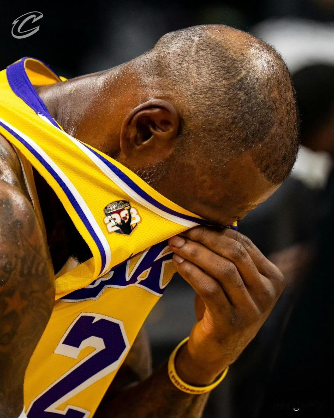 老詹哭了！JR史密斯谈好兄弟詹姆斯：“我看了比赛。”“看到勒布朗哭了。”