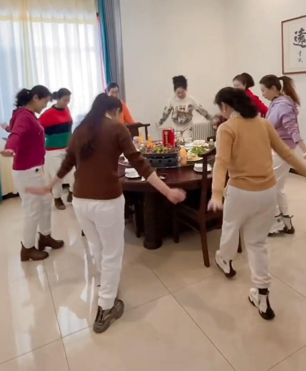 退休后请老姐妹来家小聚，一场饭局让我寒了心，这辈子再也不请客了！我今年58岁，