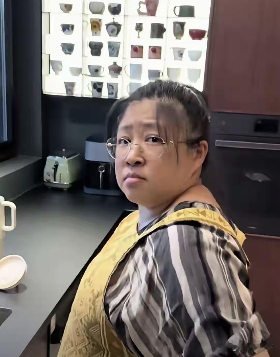 胡老师入住新家后，越来越不正常了，虽然家里干干净净，装修豪华，可是胡老师自从告别