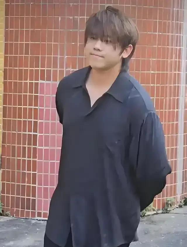 你们不觉得奇怪吗？为什么香港顶流姜涛会在西区副食品批发市场附近海域坠海？说个