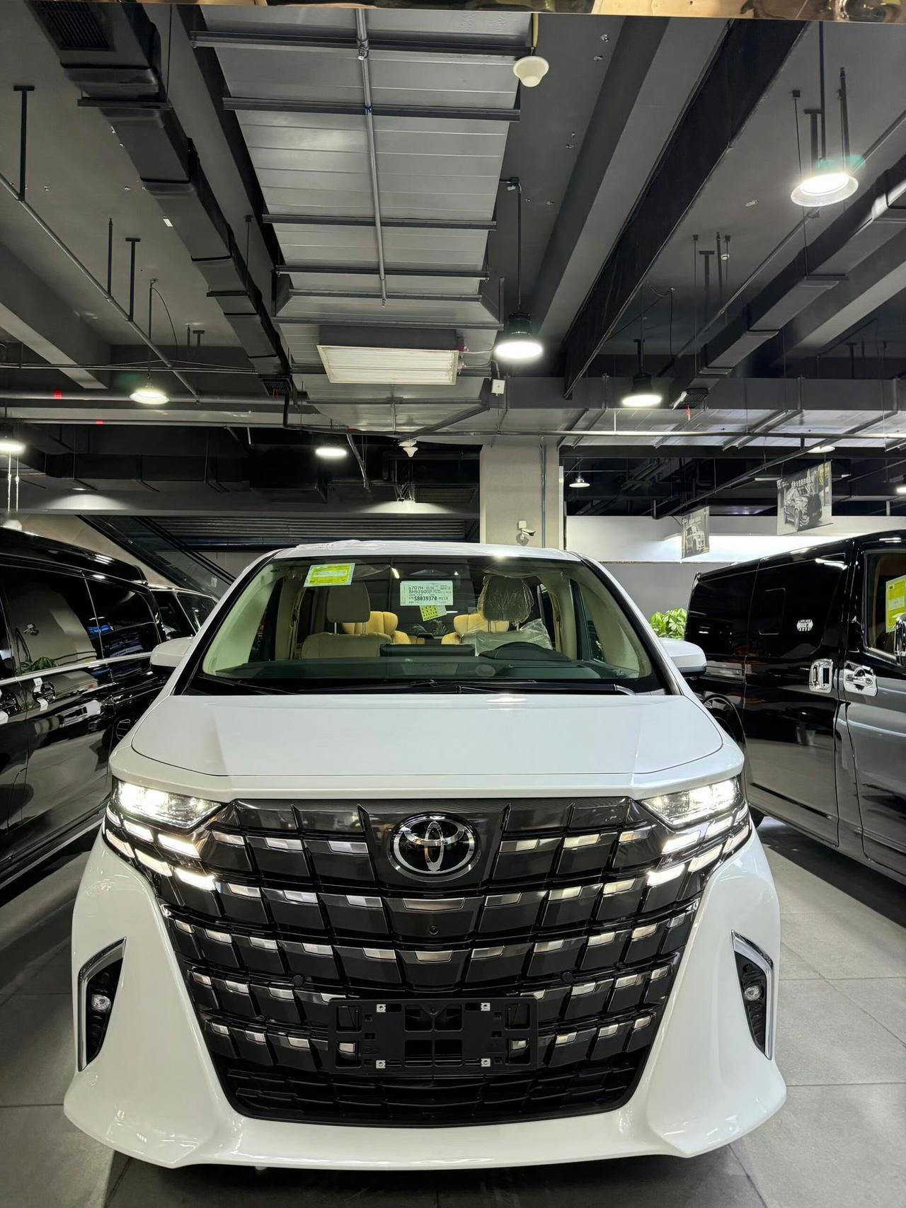 24款丰田埃尔法白外米内这搭配，简直显贵到骨子里，不愧是高端保姆车界“明星选手”