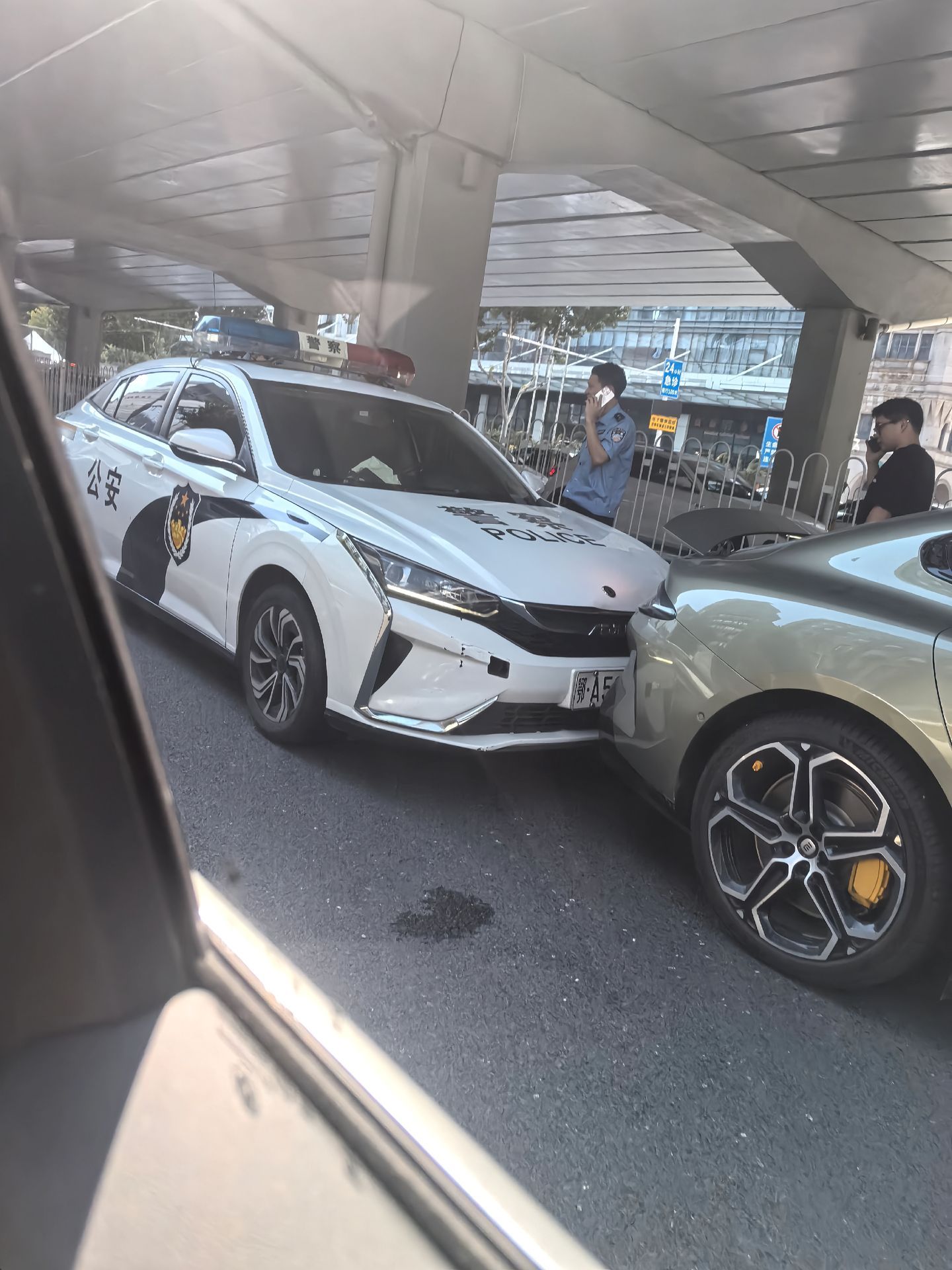 应该是后方车全责[裂开]​​​