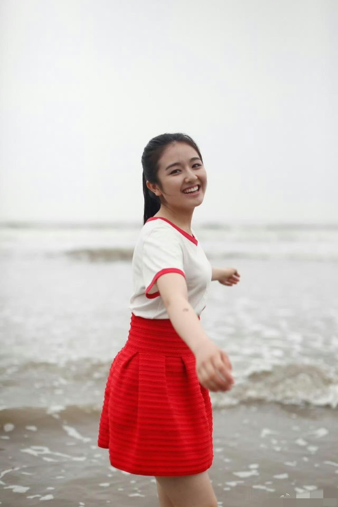 素颜状态下的李兰迪，带着自然的丰盈感，才更显清透灵动，宛若自带柔光。