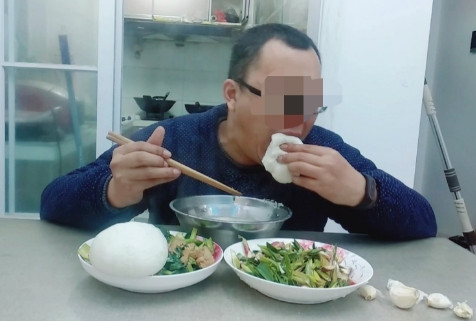 上海，48岁男子在家吃饭时被馒头噎死，家属给男子办理完后事后，想起来曾经给男子买